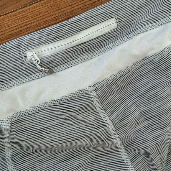 Really cute lululemon legging crops (capris) size 10 - Picture 3 of 5